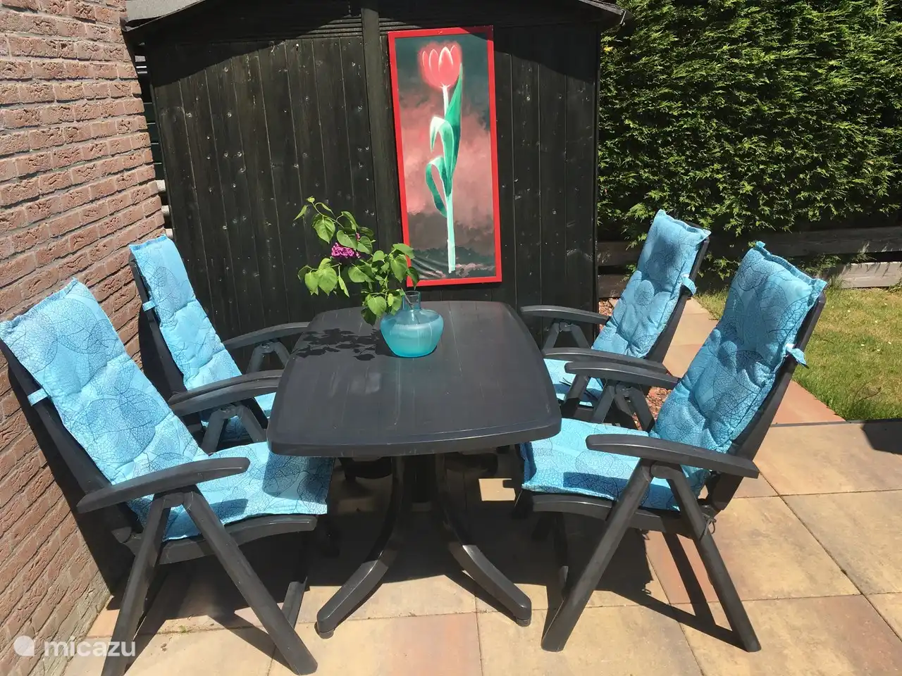 Die Gartenmöbel auf der Rückseite