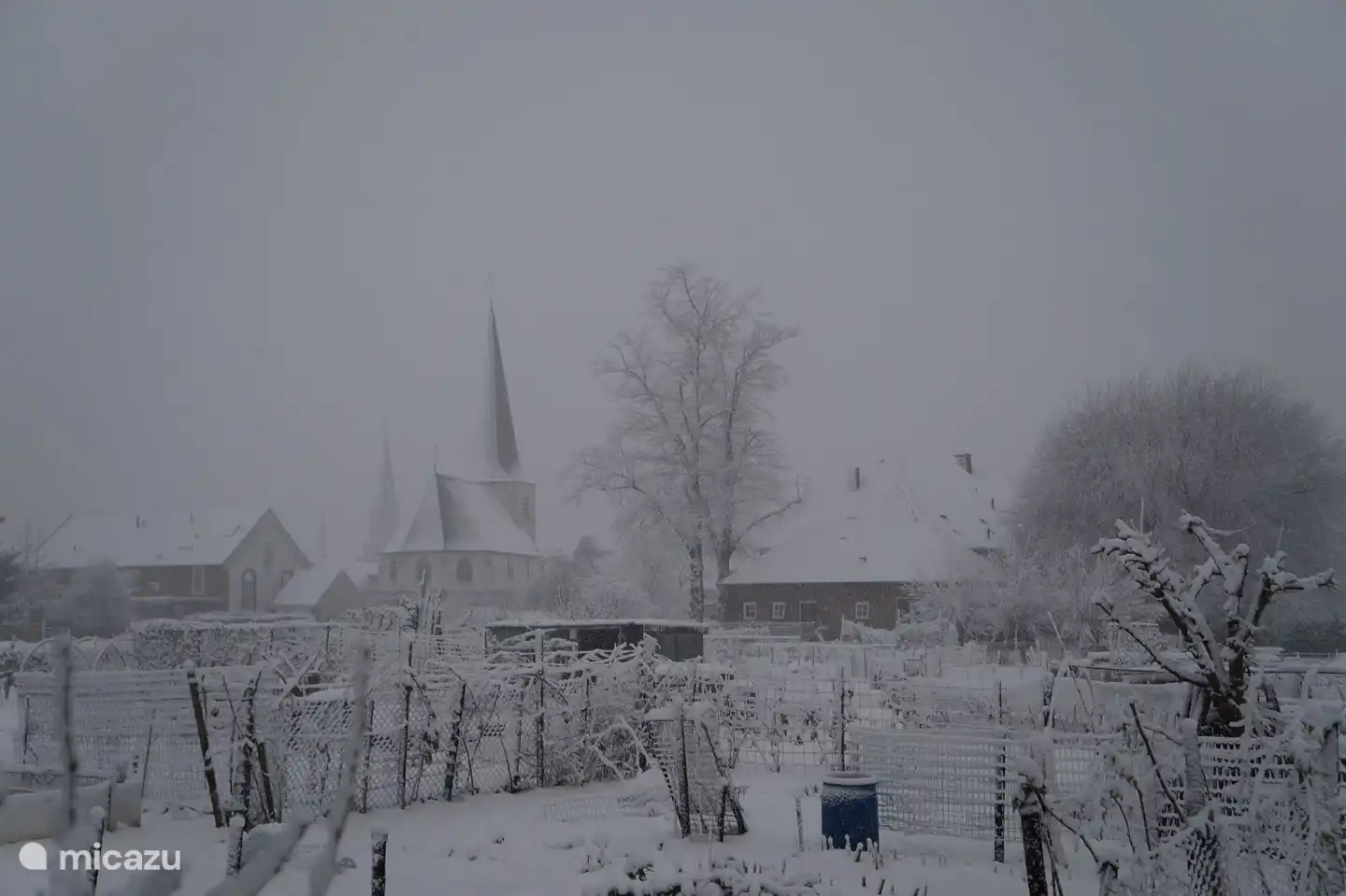 Gesamtbild im Winter in unmittelbarer Nähe.