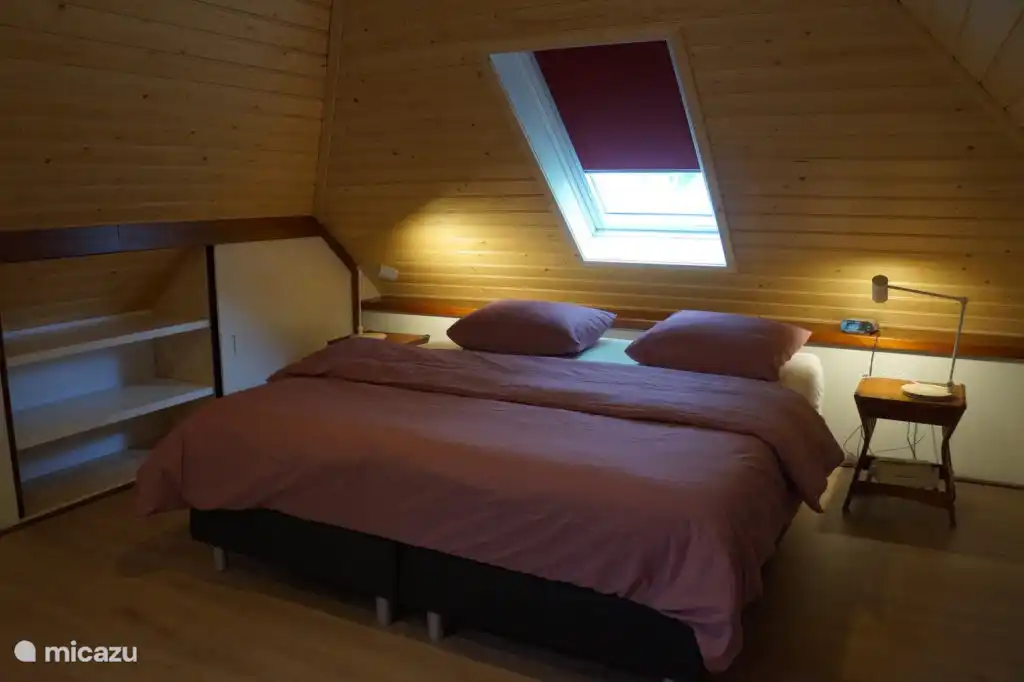 Geräumiges Schlafzimmer auf Video.