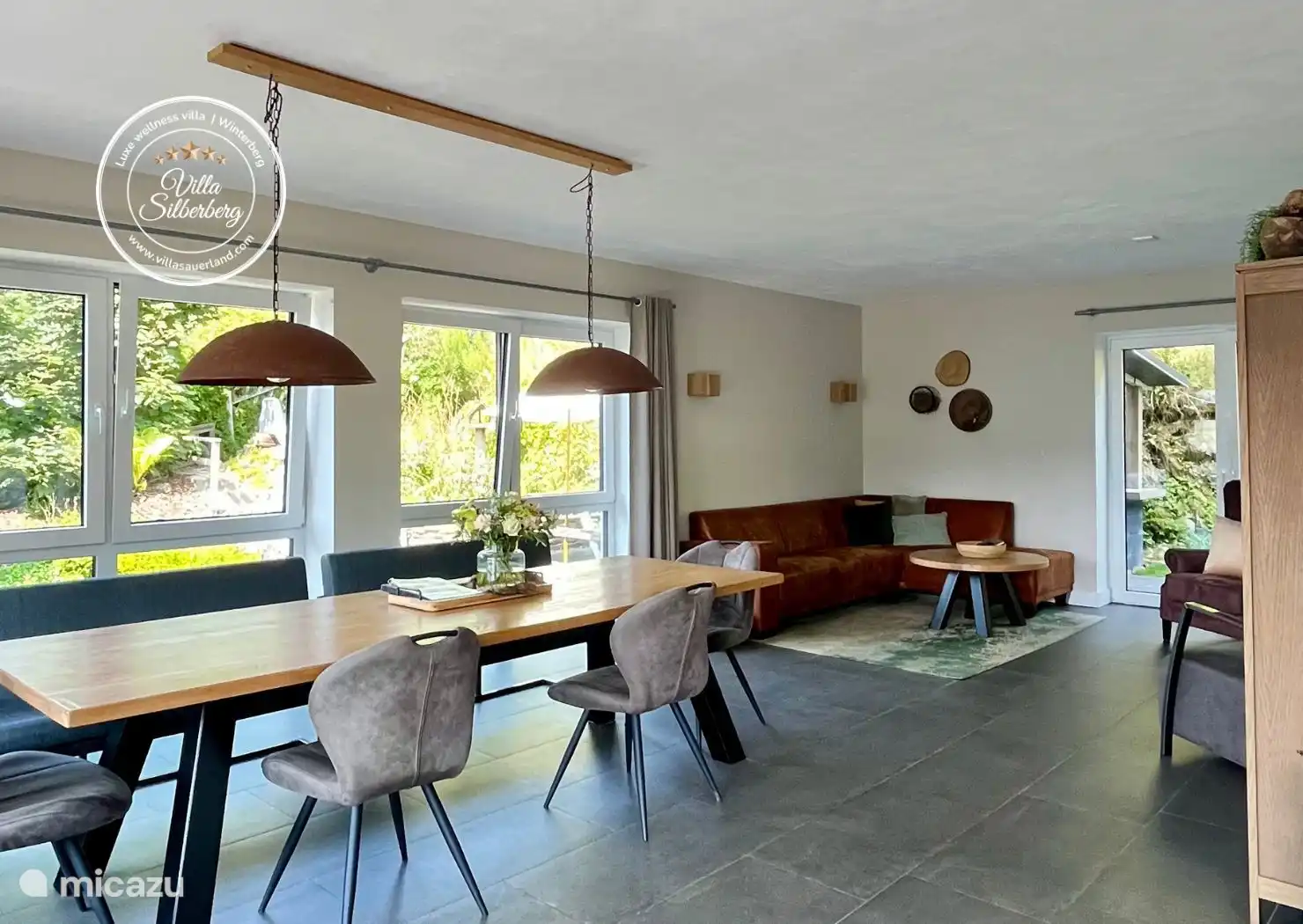 Sala de estar con mesa grande y asiento de esquina