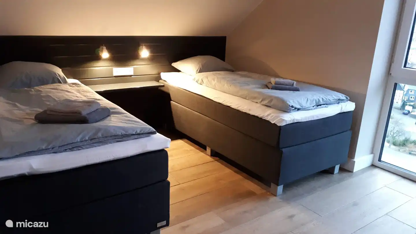 Dormitorio 2 en el segundo piso al frente con 2 camas con somier separadas