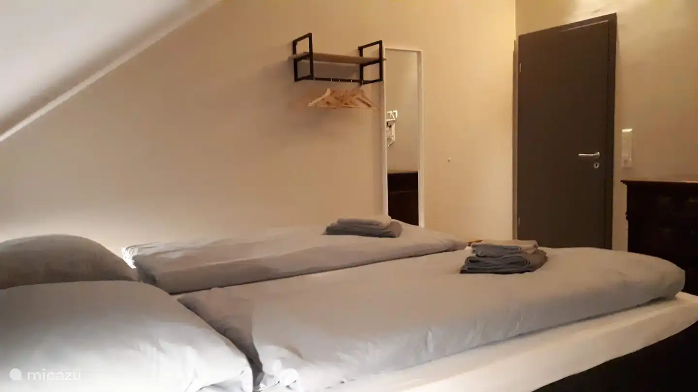 Dormitorio 4 en el segundo piso en la parte trasera con una cama doble con somier.
