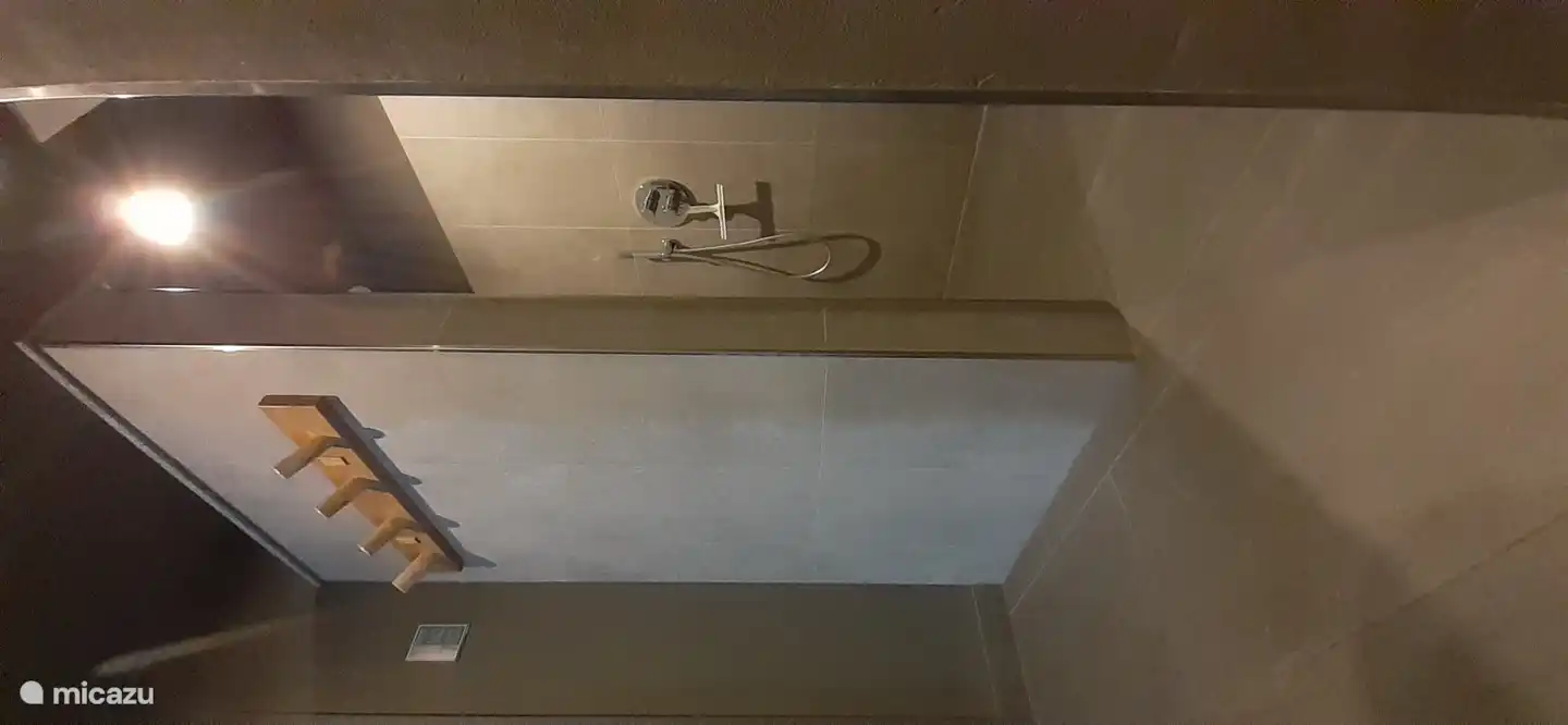 Ducha en sala de sauna