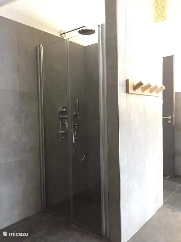 Ba&#241;o con ducha a ras de suelo en el segundo piso con ducha de lluvia