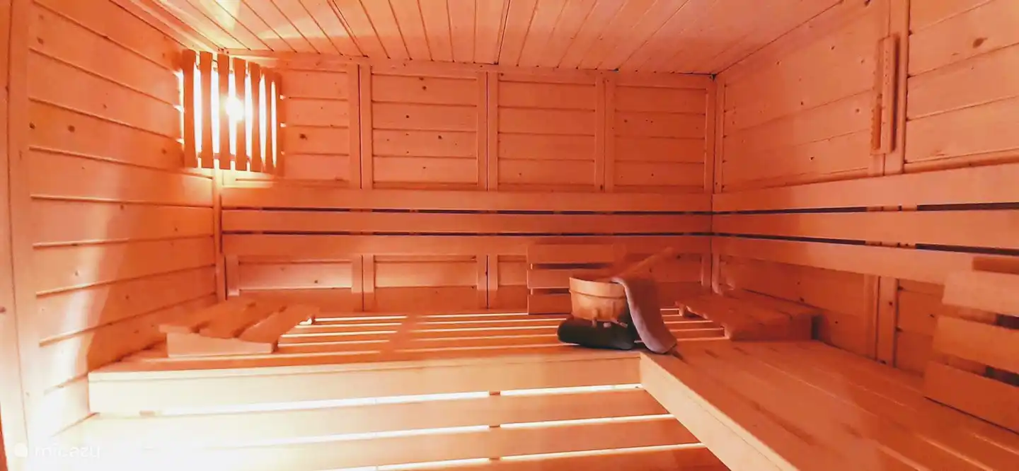 Sauna masiva apta para 5-6 personas.