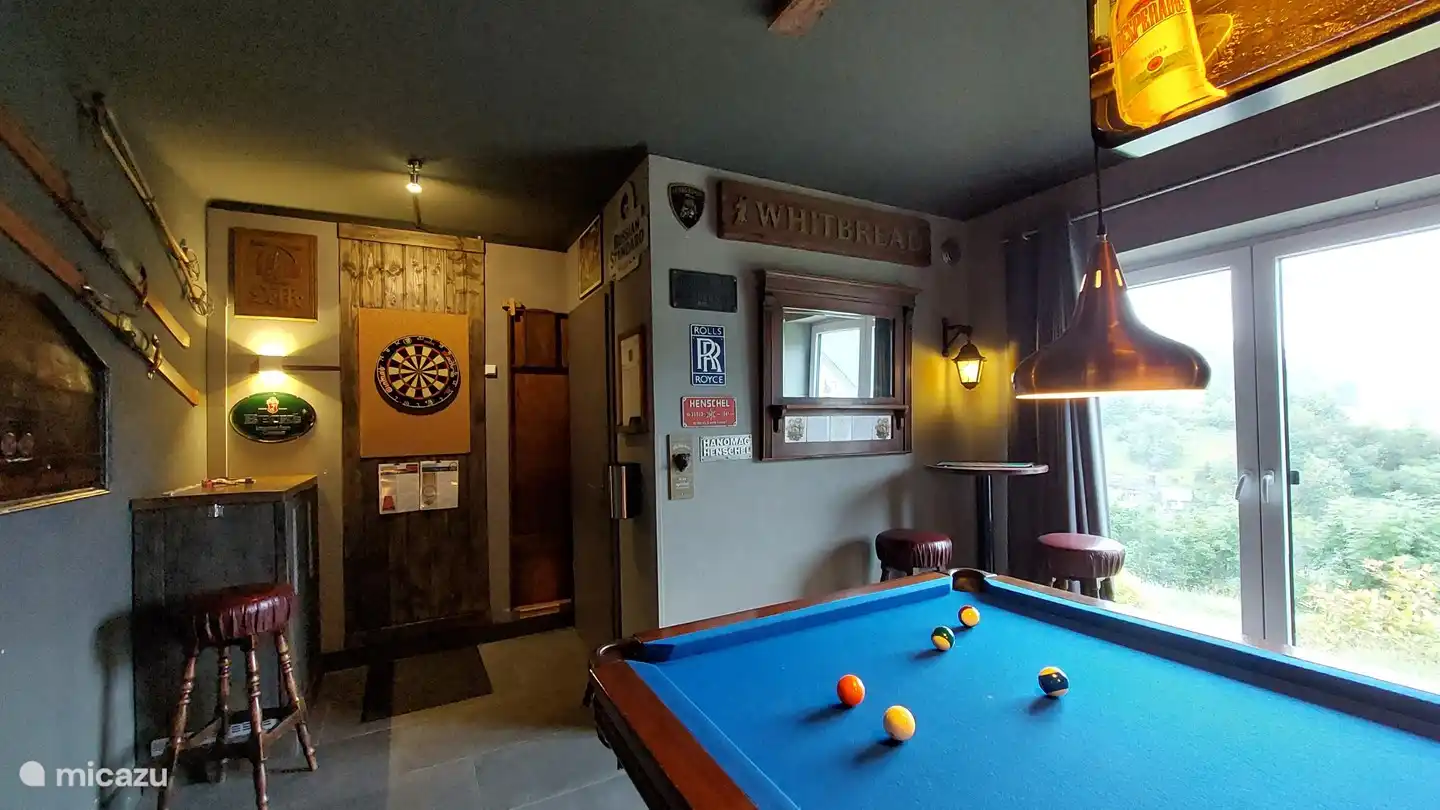 Sala de billar con tablero de dardos