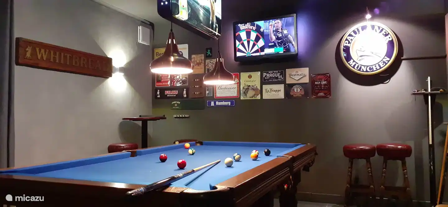 Mesa de billar de 8 pies en la cueva del hombre con mesa de bar