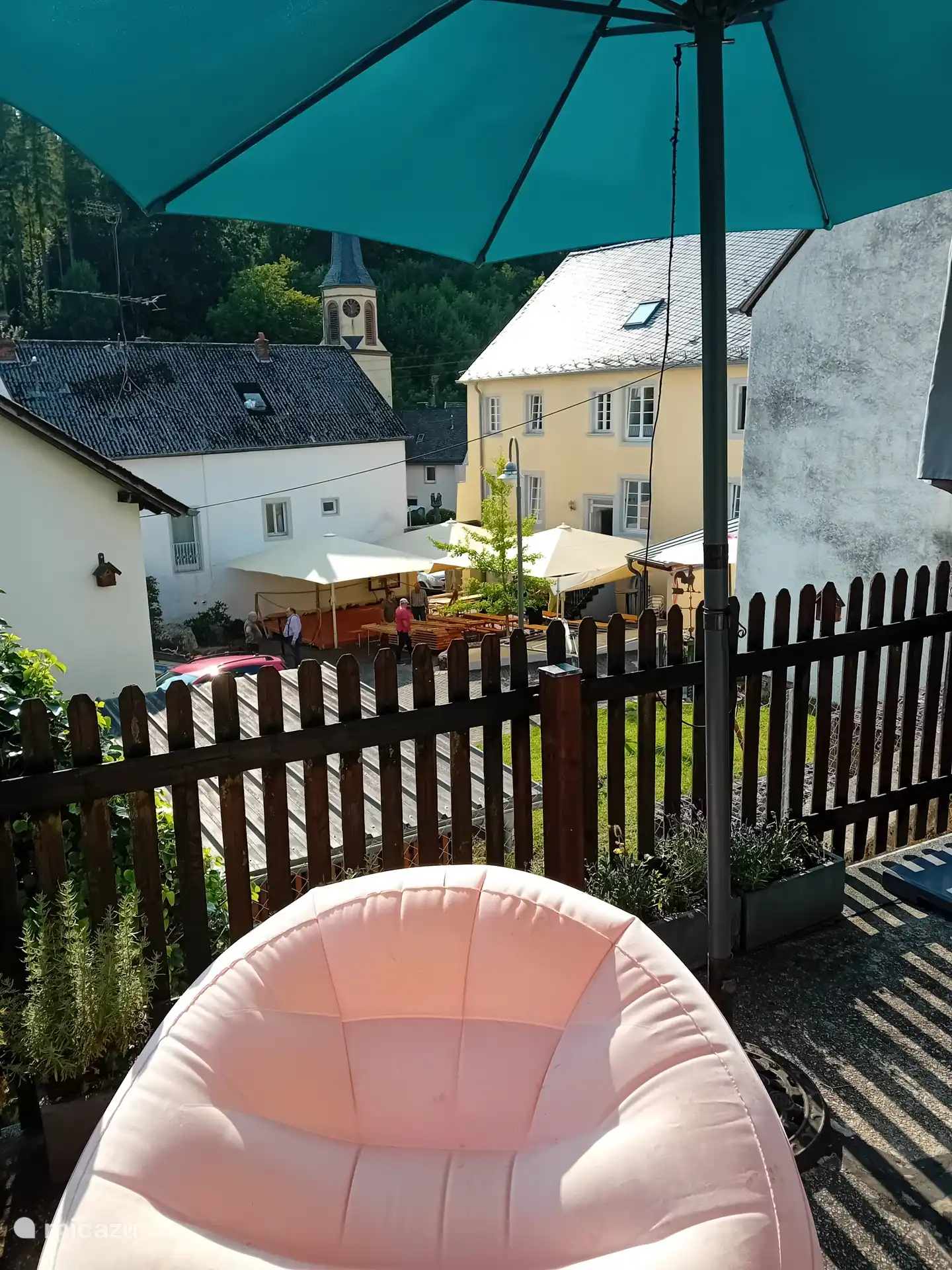 Terrasse mit Blick auf das Dorf