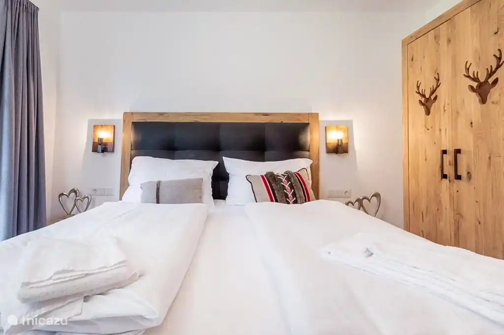 Sfeervolle en ruime slaapkamer 3 begane grond