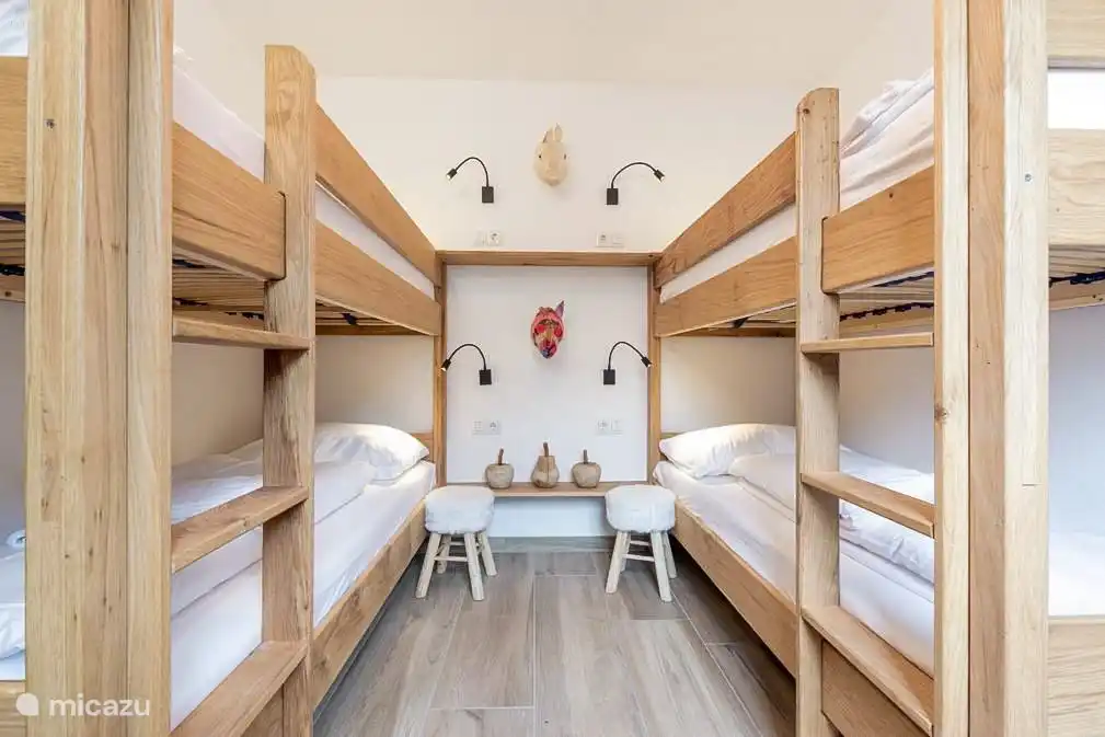 amer 4 begane grond / kamer met 2 stapelbedden die geschikt zijn voor zowel volwassenen en kinderen 
