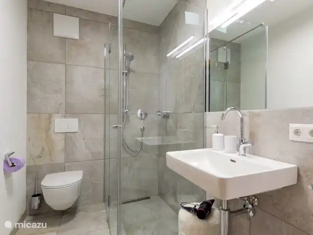 Location de Vacances Autriche, Salzburgerland, Krimml, cabane en bois / lodge - Wasserfall Lodge / Style alpin salles de bains agréables et modernes (3x)
belle douche au sauna (1x)
