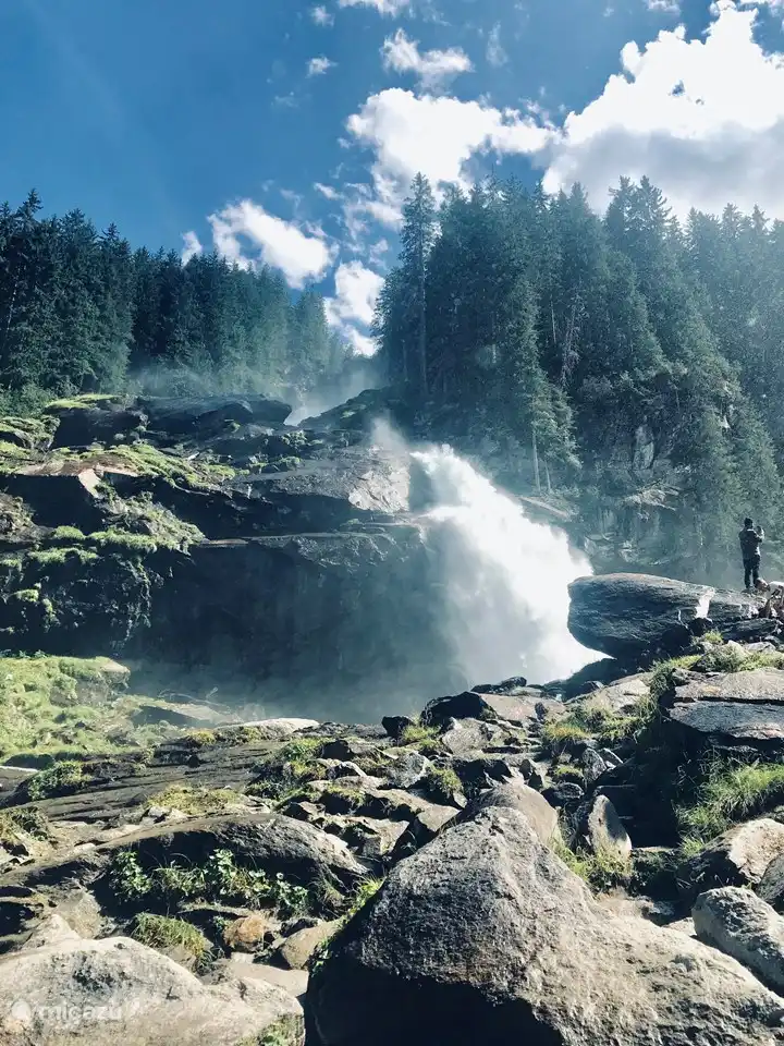 De waterval ligt letterlijk om de hoek. Via een fantastisch wandelpad loop je in ca. 10 minuten naar de waterval. Dit moet je gezien hebben. Wat een natuurwonder
