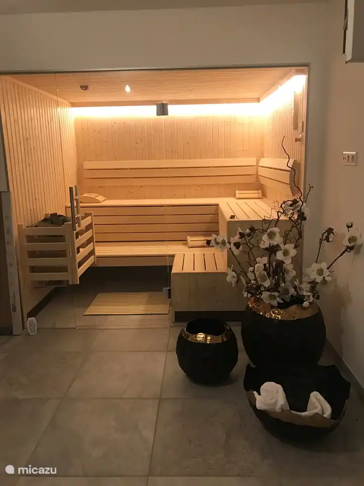 Grote sauna ruimte in de kelder. Sfeervol ingericht