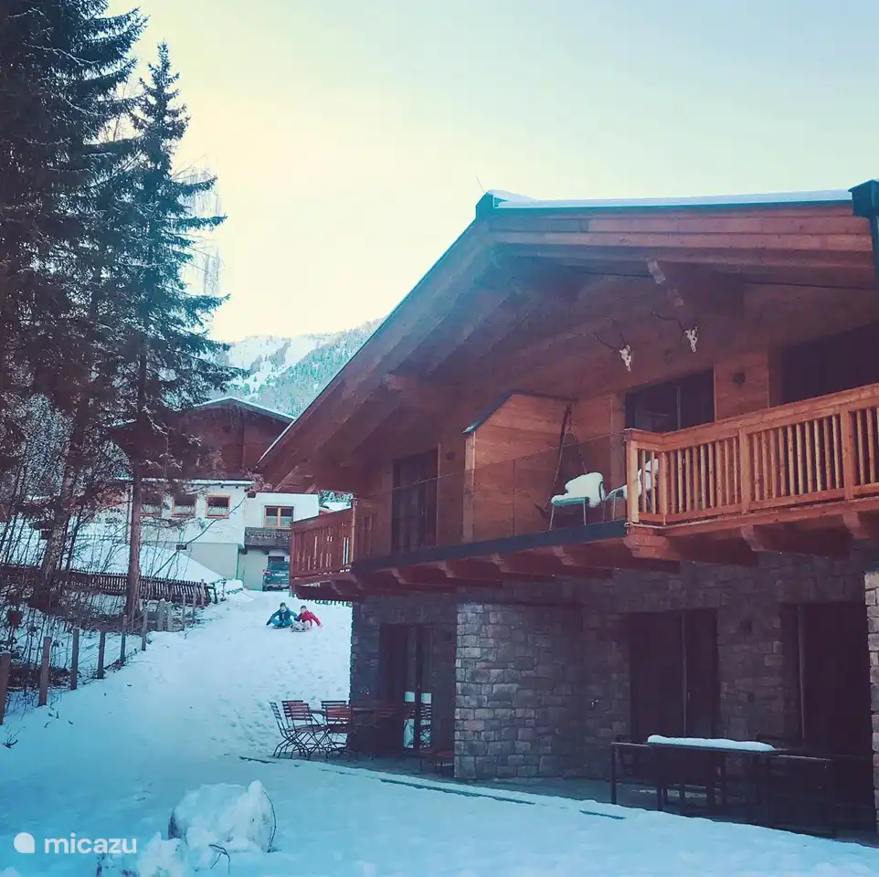 Ruim en sfeervol balkon aan de achterkant