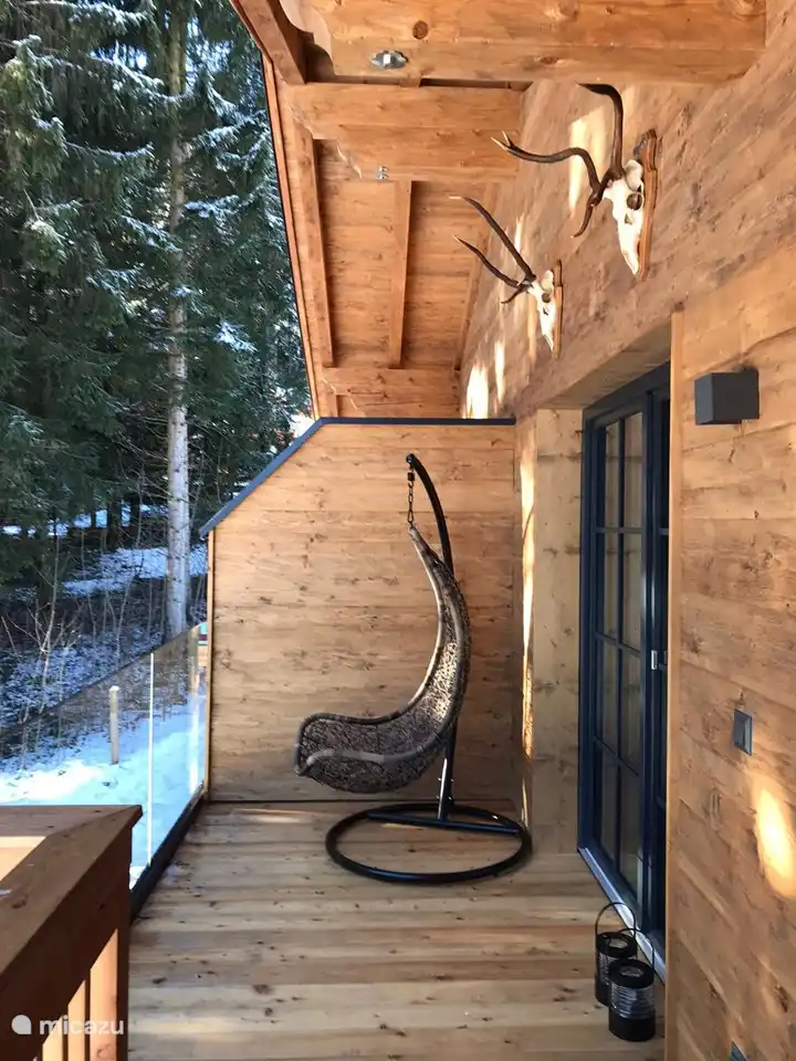 Die hangmat zit heerlijk! genieten van het uitzicht / het bos / de bergen. In de winter met een dikke trui. In de zomer met een lekkere cappuccino