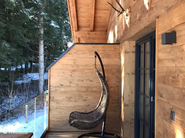 Location de Vacances Autriche, Salzburgerland, Krimml, cabane en bois / lodge - Wasserfall Lodge / Style alpin Ce hamac est super ! profiter de la vue / de la forêt / des montagnes. En hiver avec un pull épais. En été avec un bon cappuccino