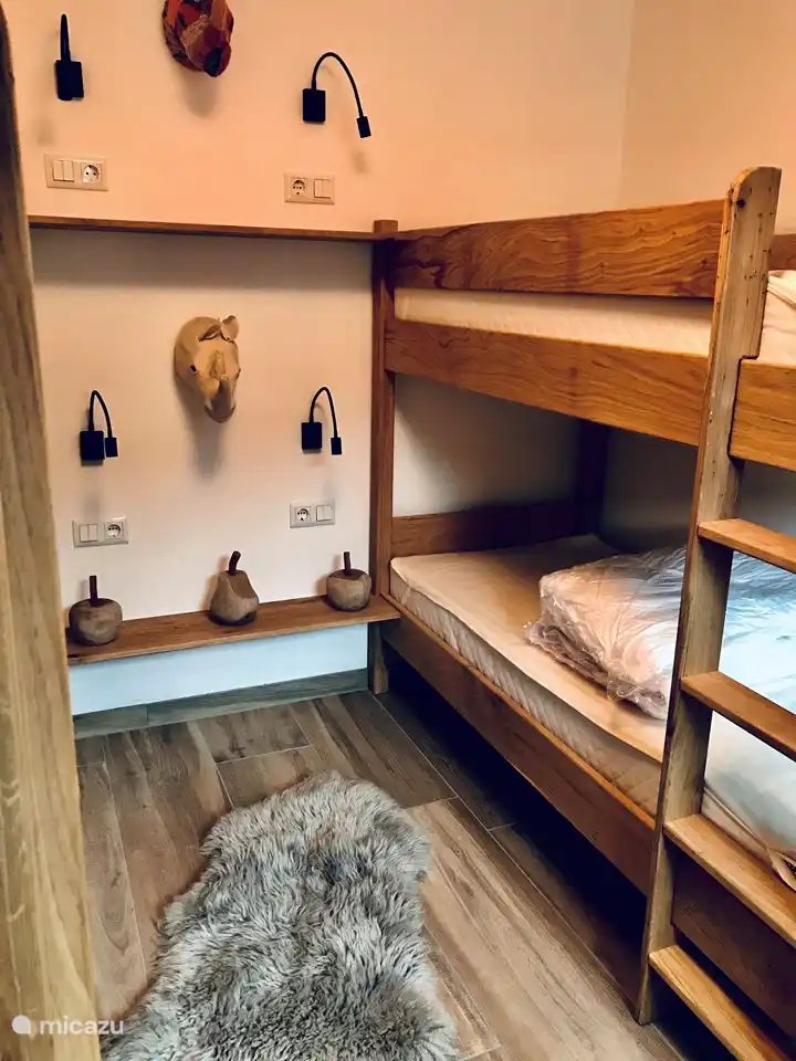 Ruime stapelbedden geschikt voor volwassenen maar zeker ook leuk voor kinderen om een eigen kamer te hebben. Geen ruzie over wie er boven mag liggen met 2 kinderen