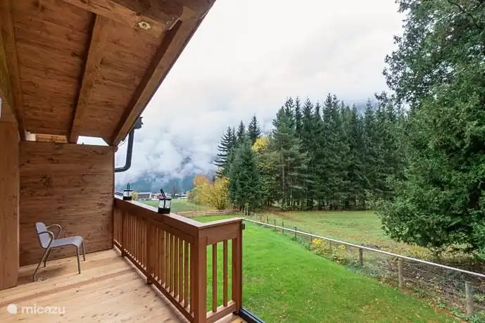 Balkon view met uitzicht op de bergen en het dal