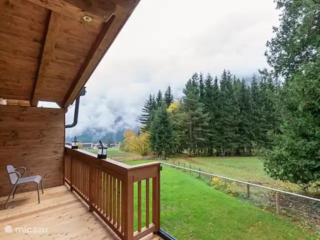 Location de Vacances Autriche, Salzburgerland, Krimml, cabane en bois / lodge - Wasserfall Lodge / Style alpin Vue du balcon dominant les montagnes et la vallée