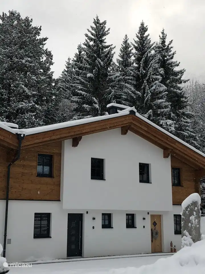 Voorkant van de lodge met 2 parkeerplaatsen