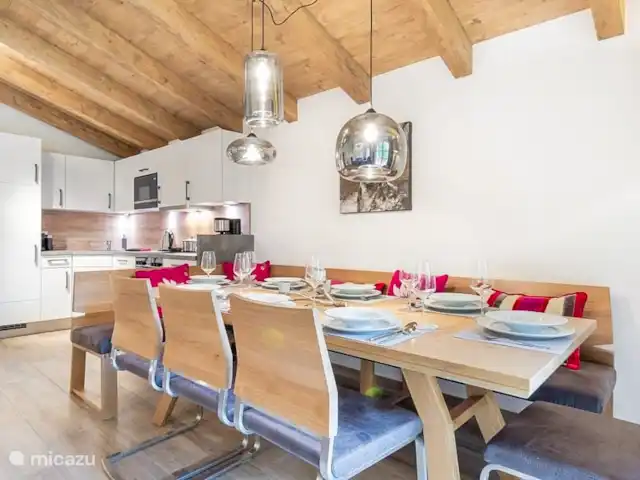 Location de Vacances Autriche, Salzburgerland, Krimml, cabane en bois / lodge - Wasserfall Lodge / Style alpin Coin repas pour 10 personnes avec canapé fixe