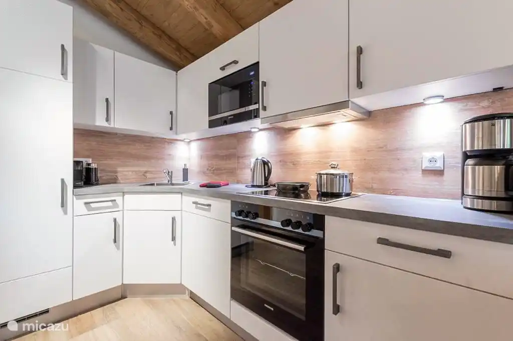 Een moderne keuken van alle gemakken voorzien (o.a. oven, magnetron). Nespresso koffiezet apparaat, Nespresse melkopschuimer, filterkoffie apparaat, vaatwasser, broodrooster, sinaasappelpers (hand).