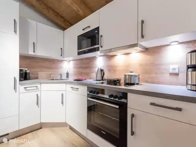 Location de Vacances Autriche, Salzburgerland, Krimml, cabane en bois / lodge - Wasserfall Lodge / Style alpin Une cuisine moderne entièrement équipée (comprenant four, micro-onde). Machine à café Nespresso, mousseur à lait Nespresse, machine à café filtre, lave-vaisselle, grille-pain, presse-orange (manuel).