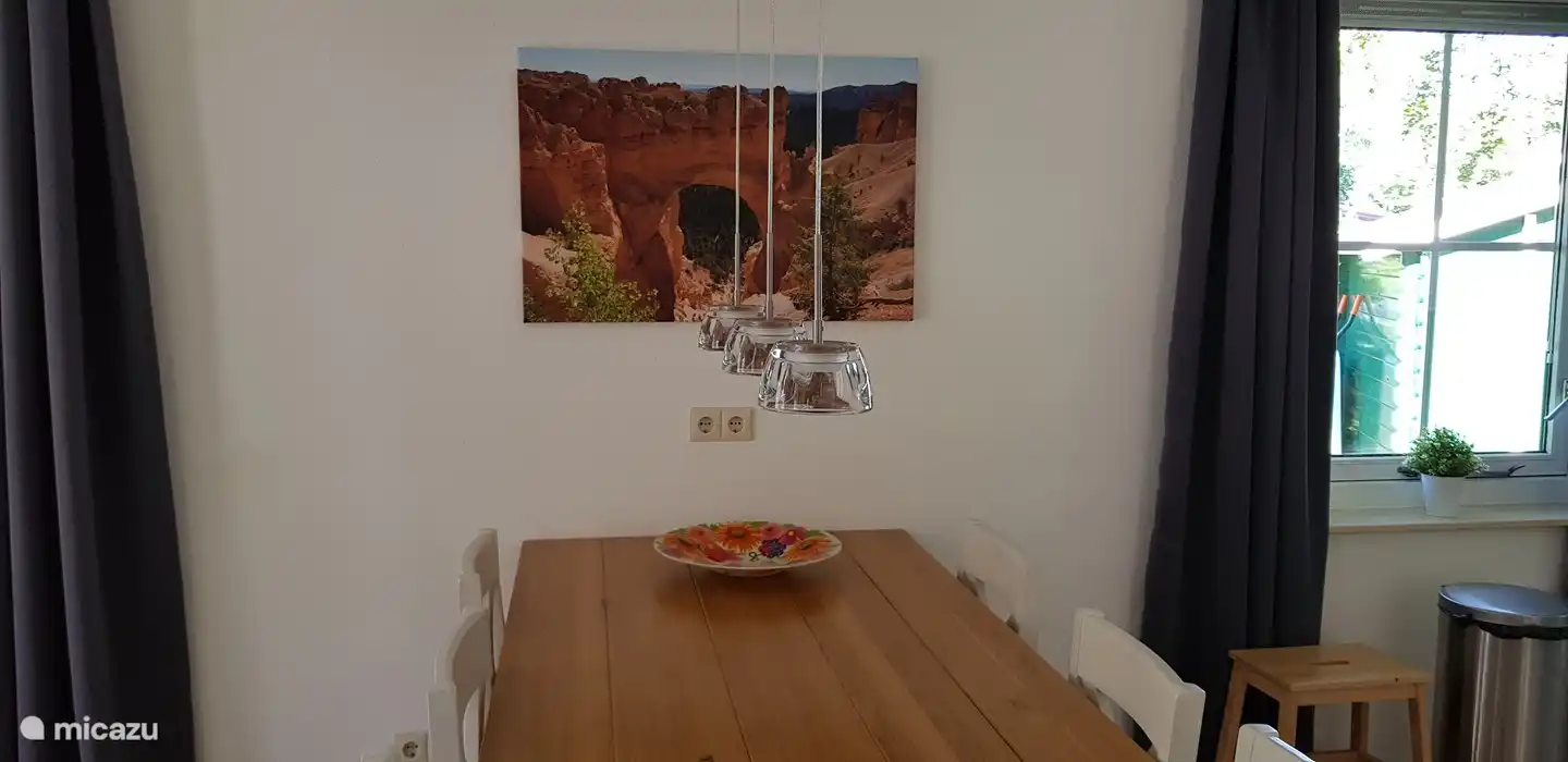 Eetkamertafel met 6 stoelen.
