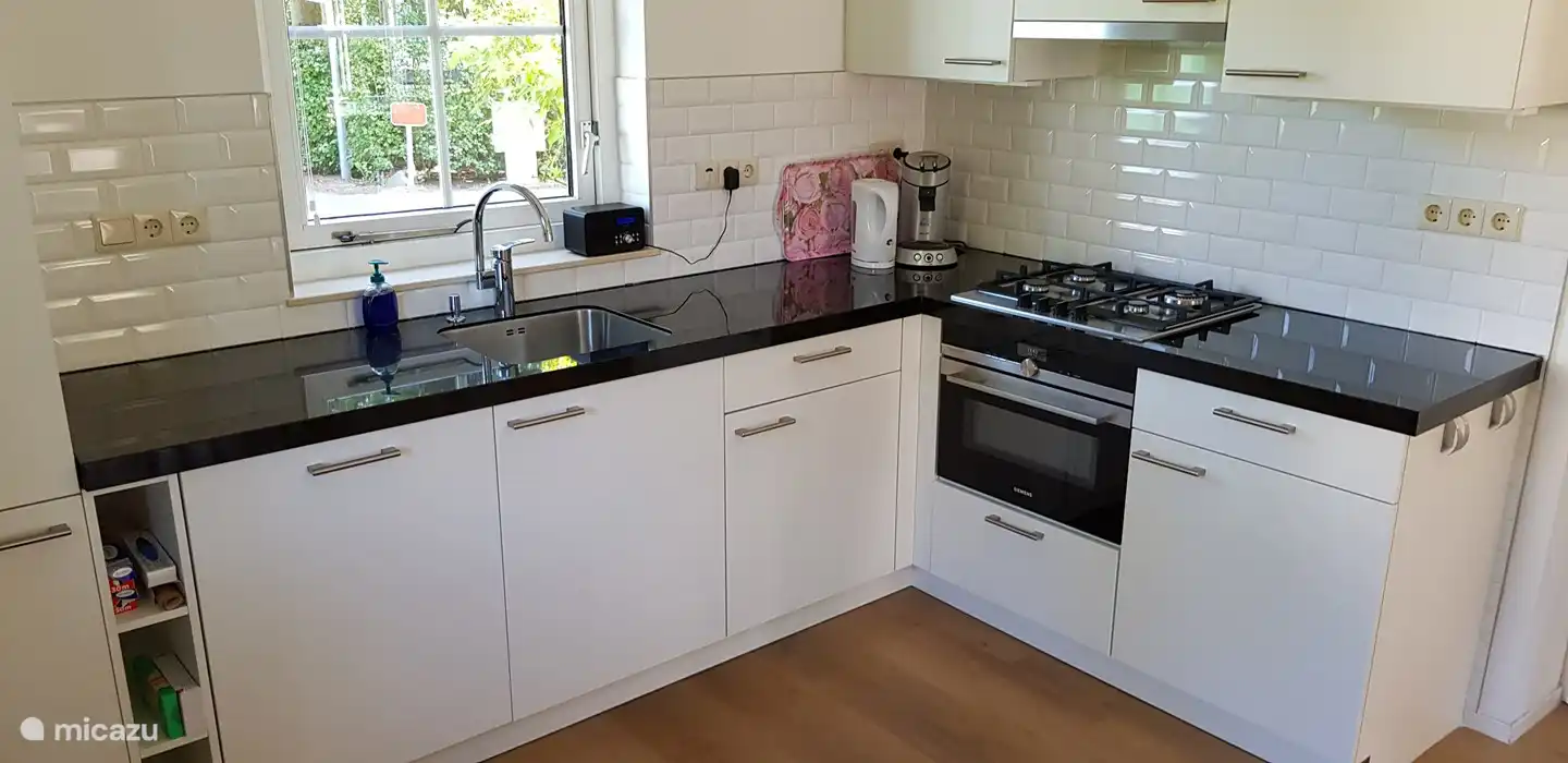 Luxe keuken met aalle inbouwapparatuur en uitgebreid inventaris.
Basis behoefte levensmiddelen aanwezig