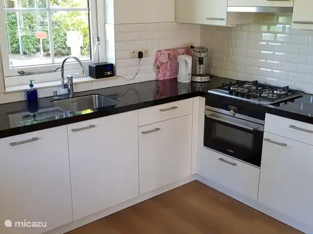Salland Vakantie huren in Nederland, Overijssel, Heeten - vakantiehuis Luxe keuken met aalle inbouwapparatuur en uitgebreid inventaris.
Basis behoefte levensmiddelen aanwezig
