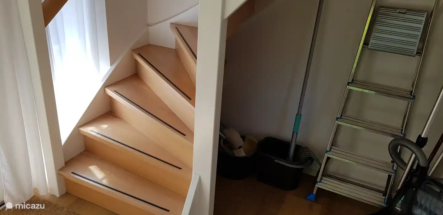 Beuken houten vaste trap naar de verdieping met slaapkamers en badkamer.