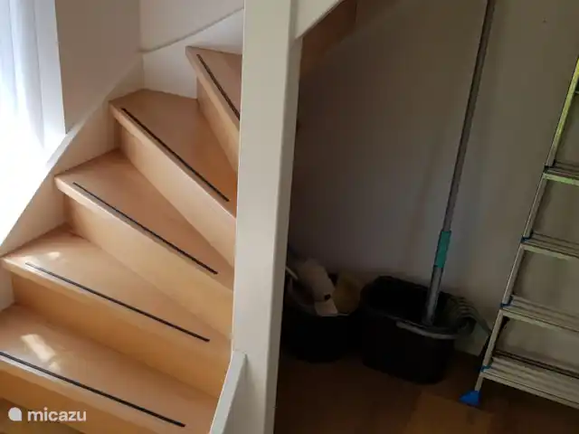 Salland Vakantie huren in Nederland, Overijssel, Heeten - vakantiehuis Beuken houten vaste trap naar de verdieping met slaapkamers en badkamer.