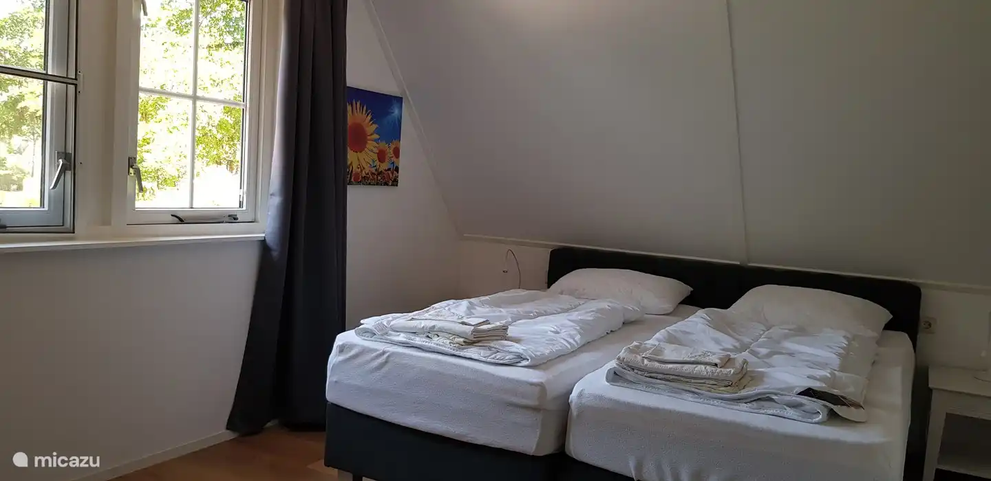 Hoofdslaapkamer met voldoende ruimte en goed bakspring bedden (90x200)