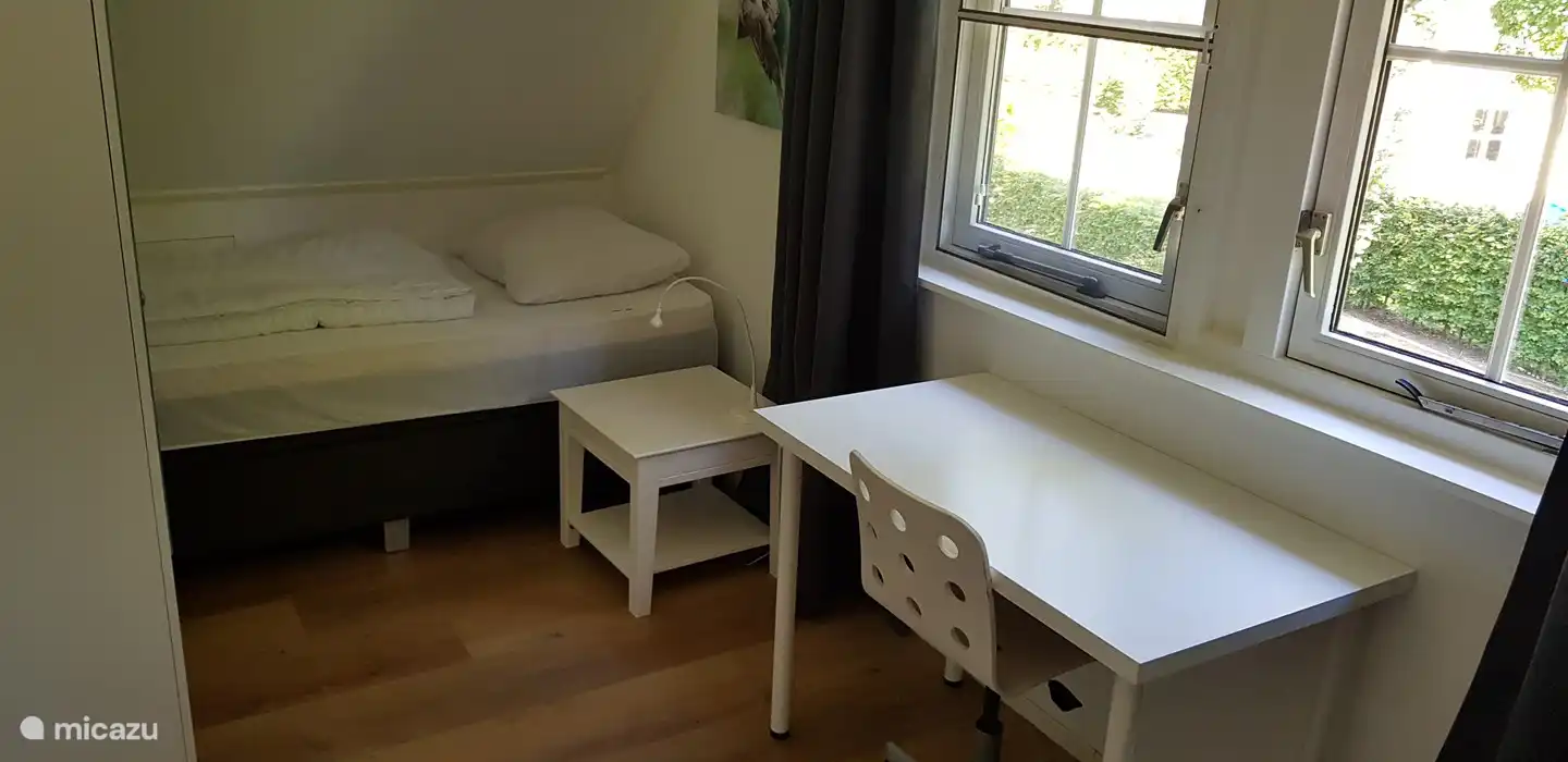 Tweede slaapkamer met 2 losse 90x200 bokspring bedden.