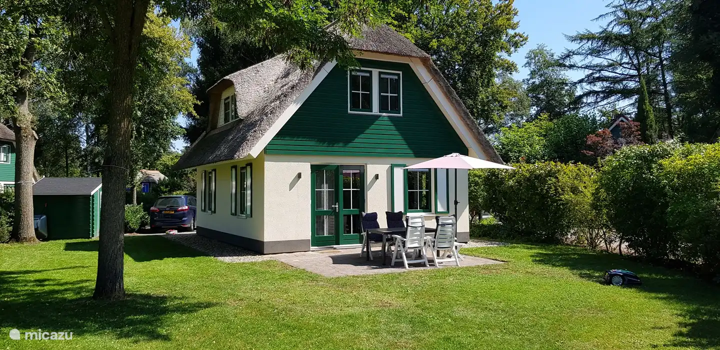 Grote besloten achtertuin met zonnig terras op ZW.
Vroeg in de ochtend zijn vaak eekhoorns te zien.
