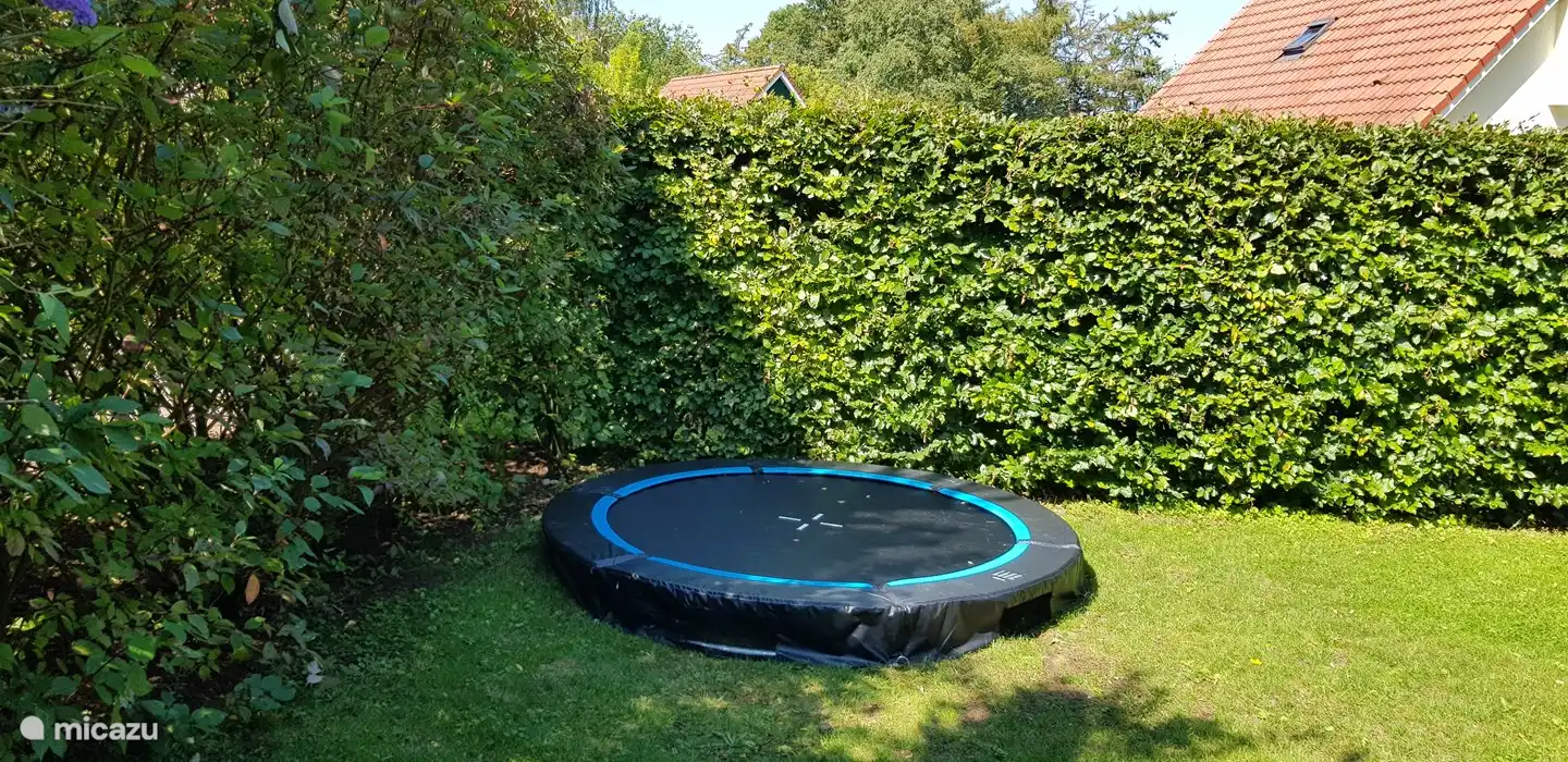 Trampoline voor de kinderen.