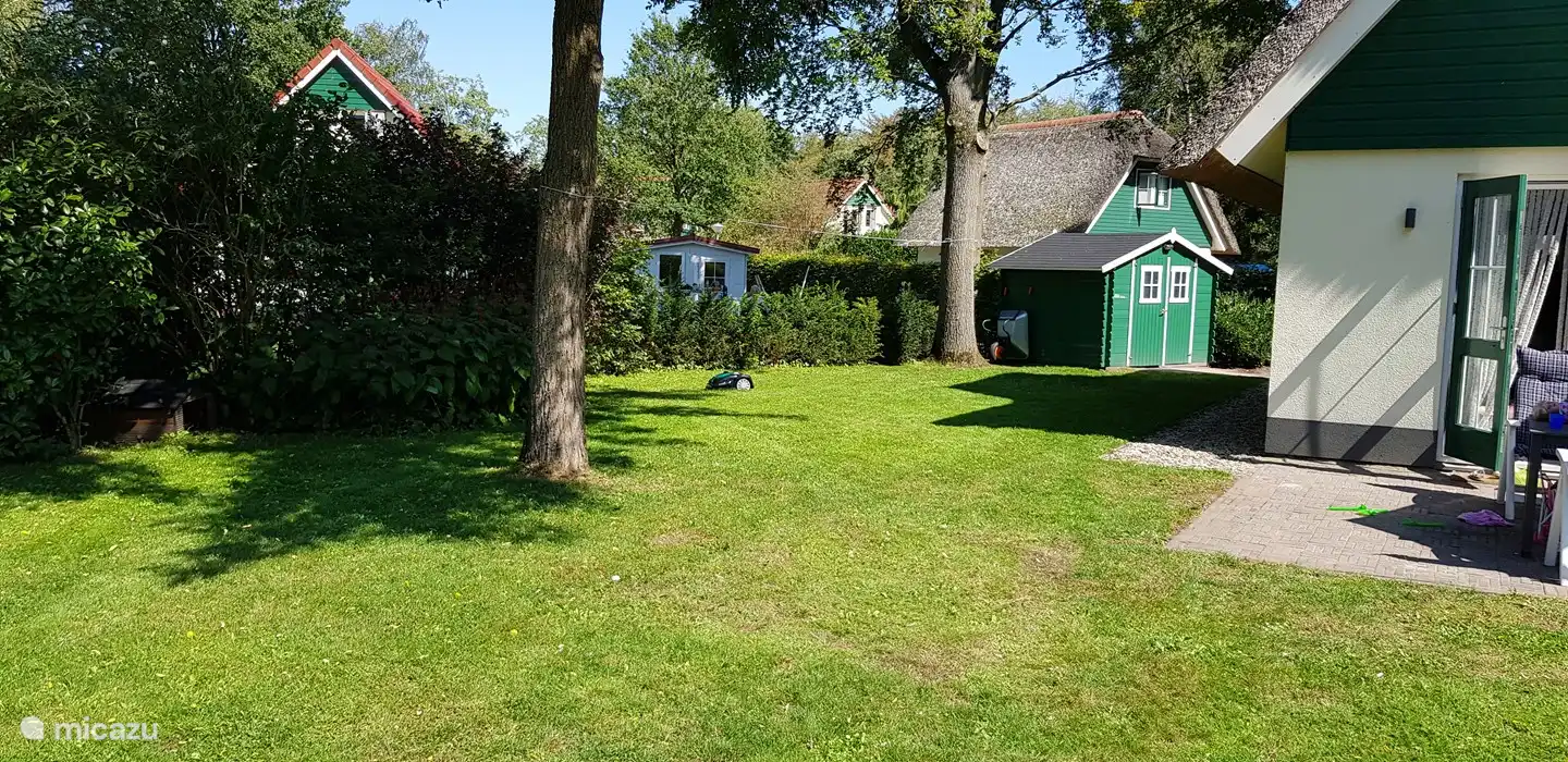 In de blokhut staan 2 fietsen en de BBQ
Er is een ebike oplaadpunt.