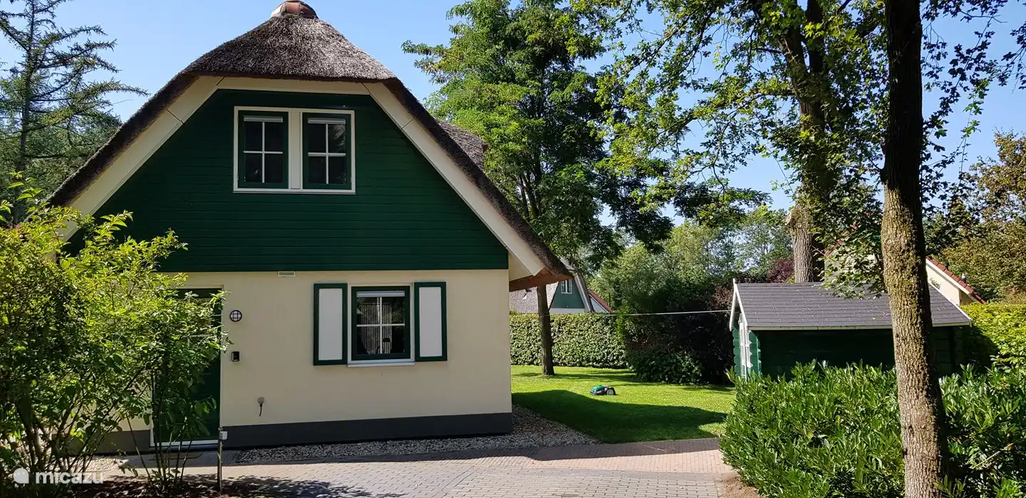 Ruime prive parkeerplaats voor 2 auto's.