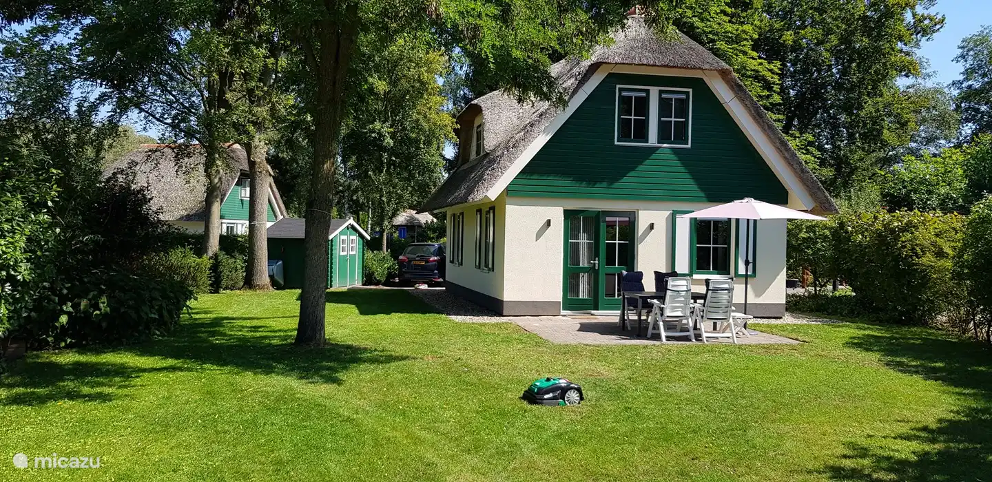 Het de ruime achtertuin wordt onderhouden door de maairobot en het sproeisysteem