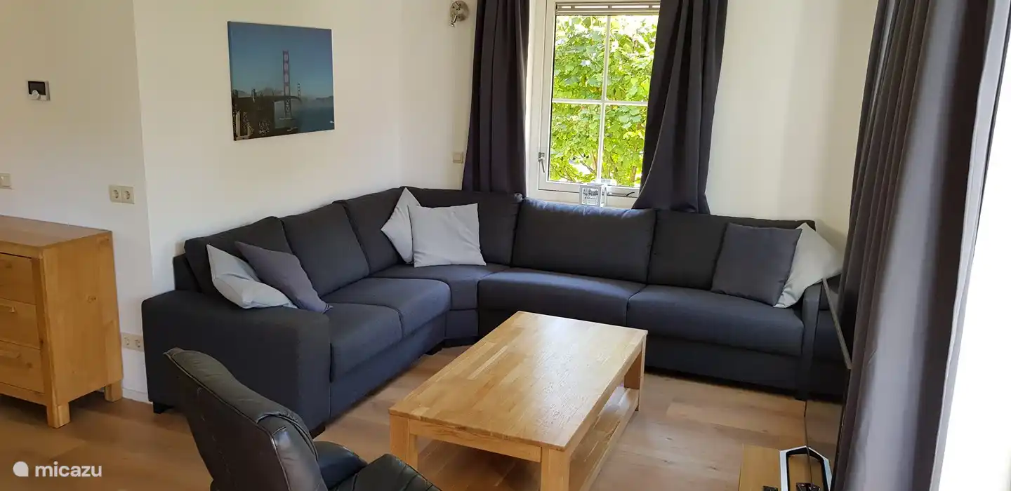 De woning is nieuw ingericht. De ruime hoekbank geeft voldoende plek voor de hele familie.