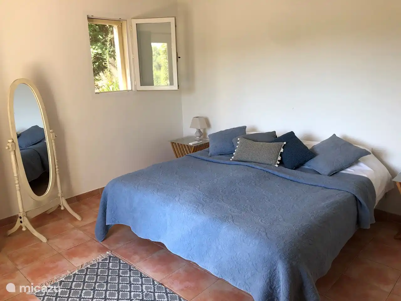 chambre principale avec climatisation et salle de bain attenante