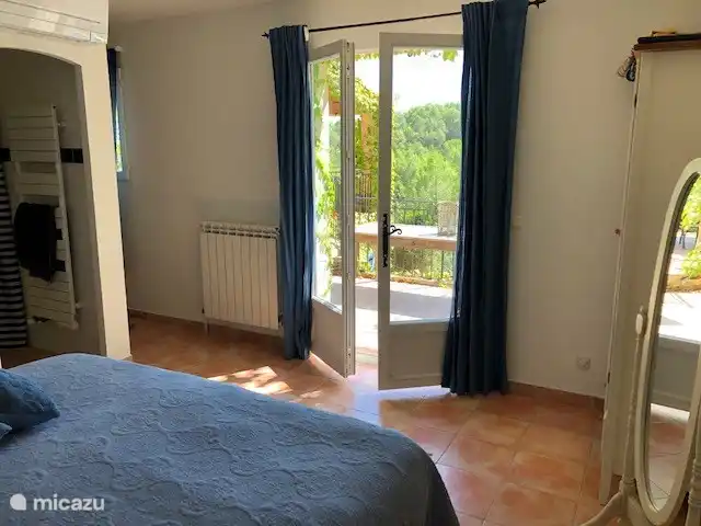 Chambre principale avec salle de bain