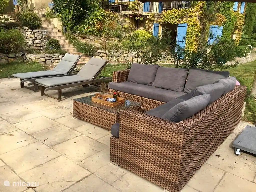 salon spacieux au bord de la piscine