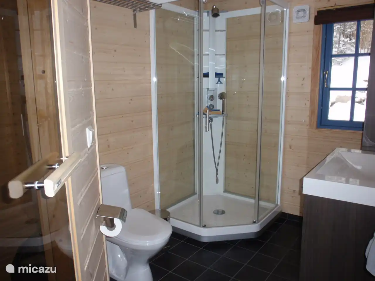 Großes Badezimmer im Erdgeschoss mit Sauna