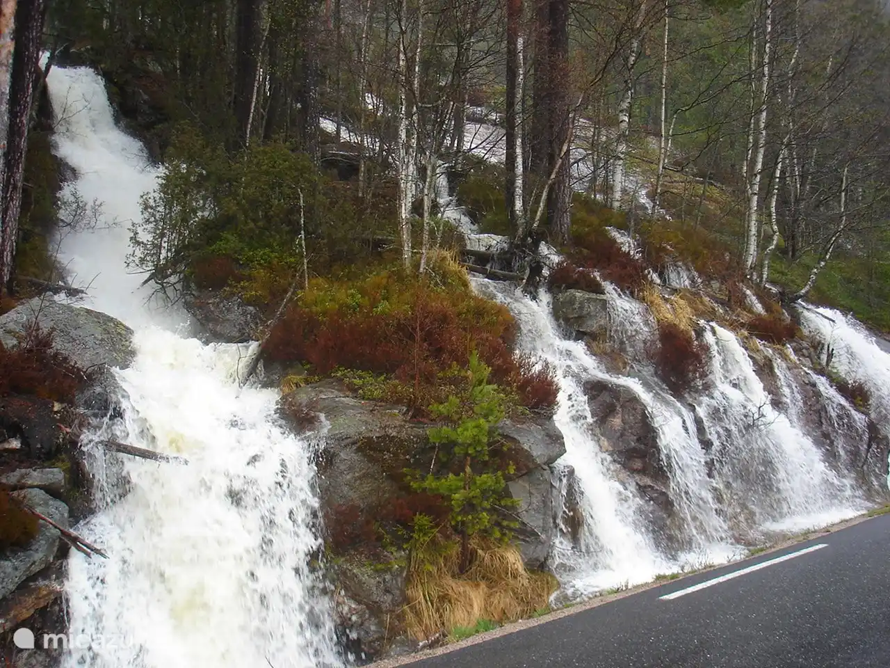 Wasserfälle entlang der Straße in der Nähe unseres Hauses