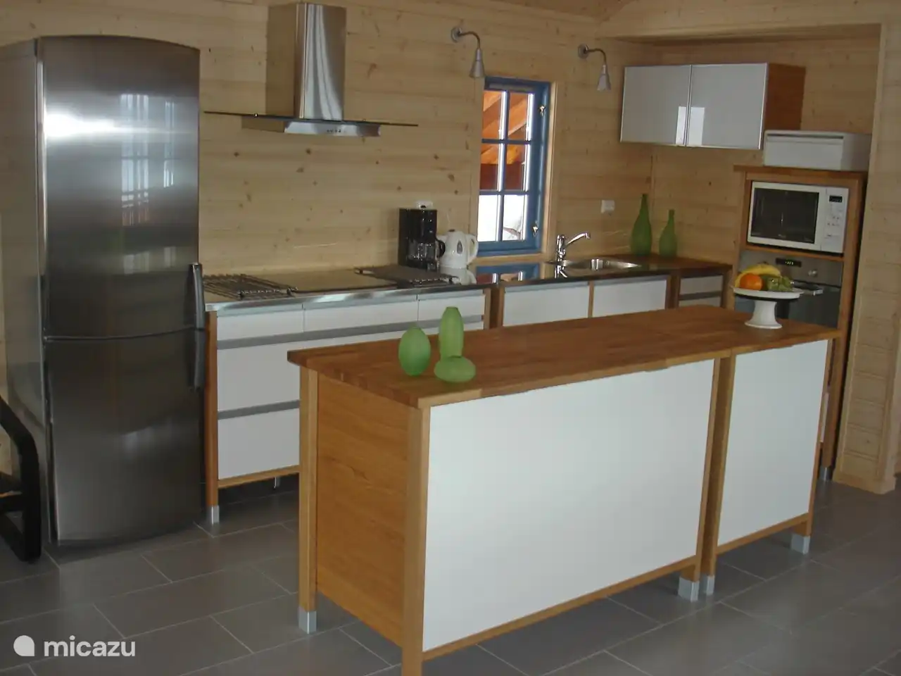 Die Küche mit allen Geräten