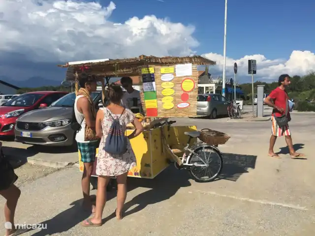 Casa móvil Toscana junto al mar en Italia, Toscana, Viareggio - mobil home / caravana fruta fresca y bebidas en la calle para empezar