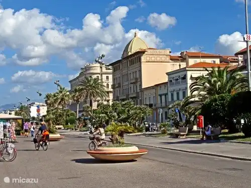 Viareggio está a 2 kilómetros del camping.