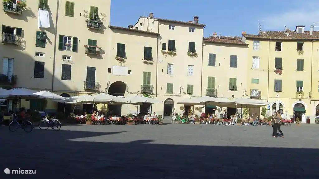 Lucca está a unos 35 kilómetros del camping.