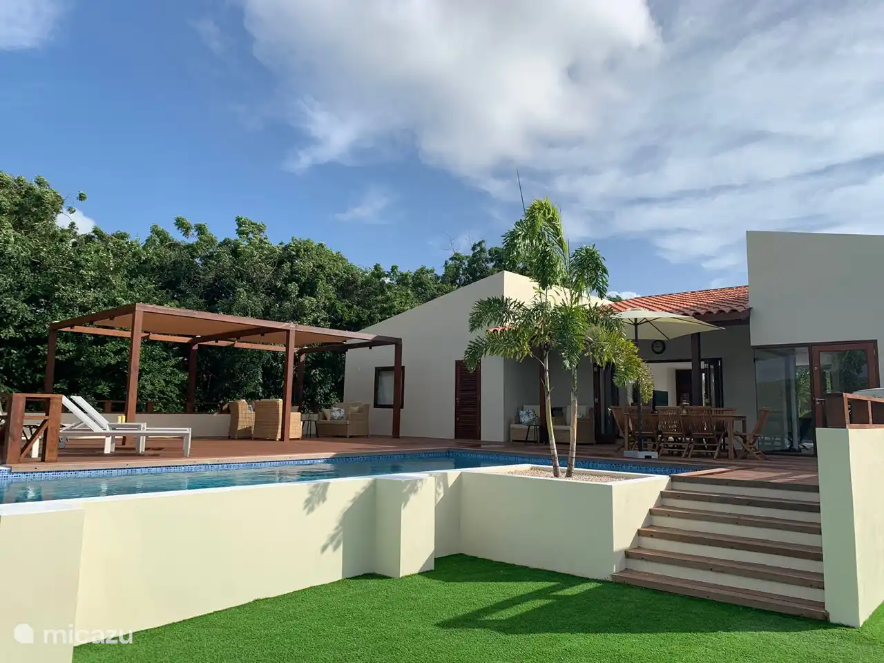 Privater Swimmingpool mit Terrasse.